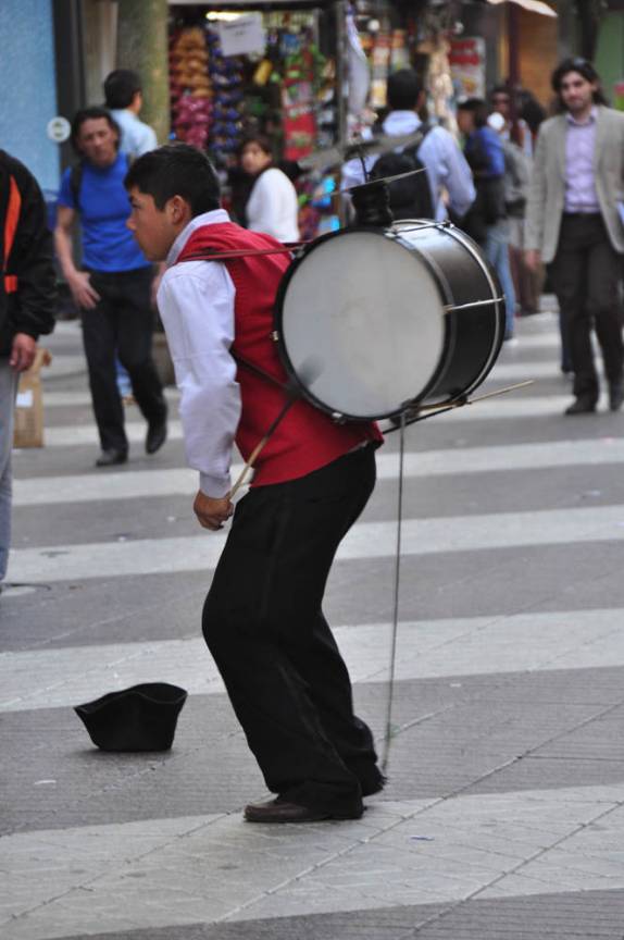 Os famosos músicos que cantam e dançam ao mesmo tempo, típicos de Santiago, capital do Chile